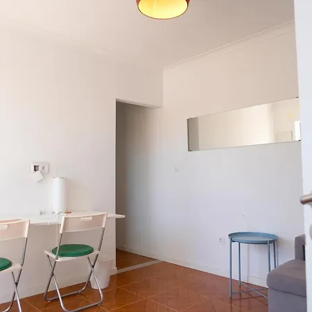 2 Bedroom Unit In A Small, Managed Complex * إستوريل